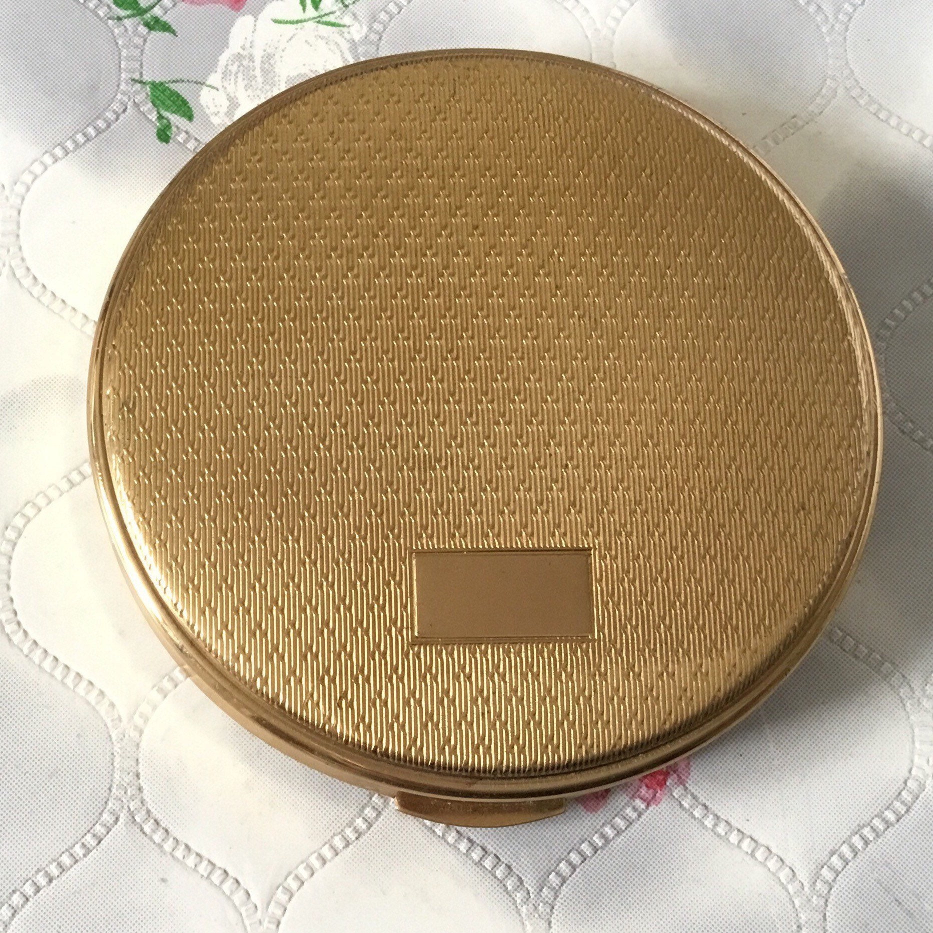 Gold tone Kigu loose and cream powder compact, c1960s or 1970s