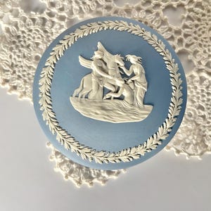 Caja vintage Wedgwood Jasper, plato azul y blanco con Pegaso