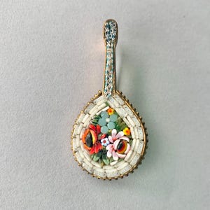 Vintage VIMEN Italie signé Broche - Micro Mosaïque Mandoline/Guitare figurative Pin - Bijou d'été coloré très cool des arts florentins - Art.995/5 - Canada