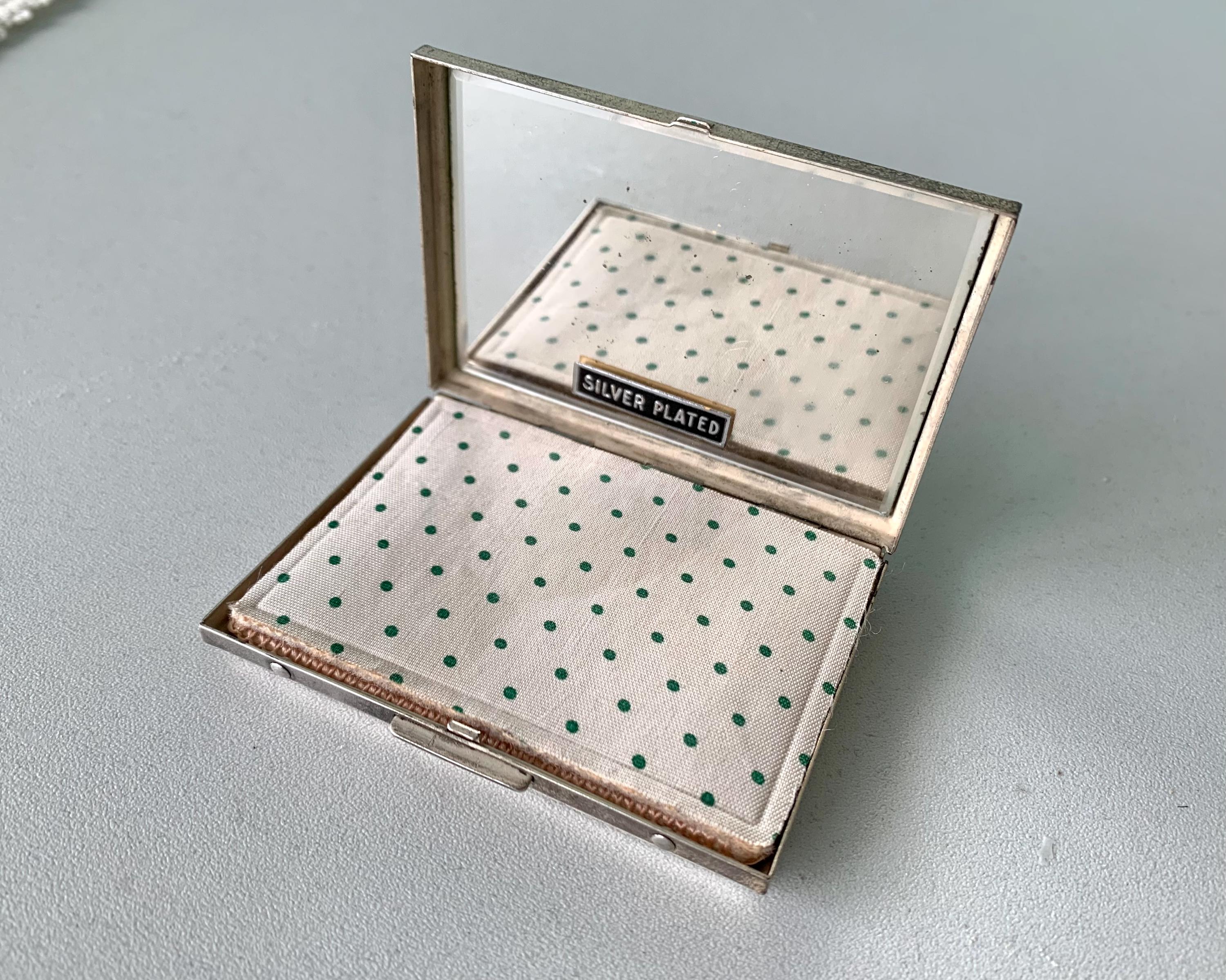 ヴィンテージシルバーメッキパウダーコンパクト：1940年代のハートと箱