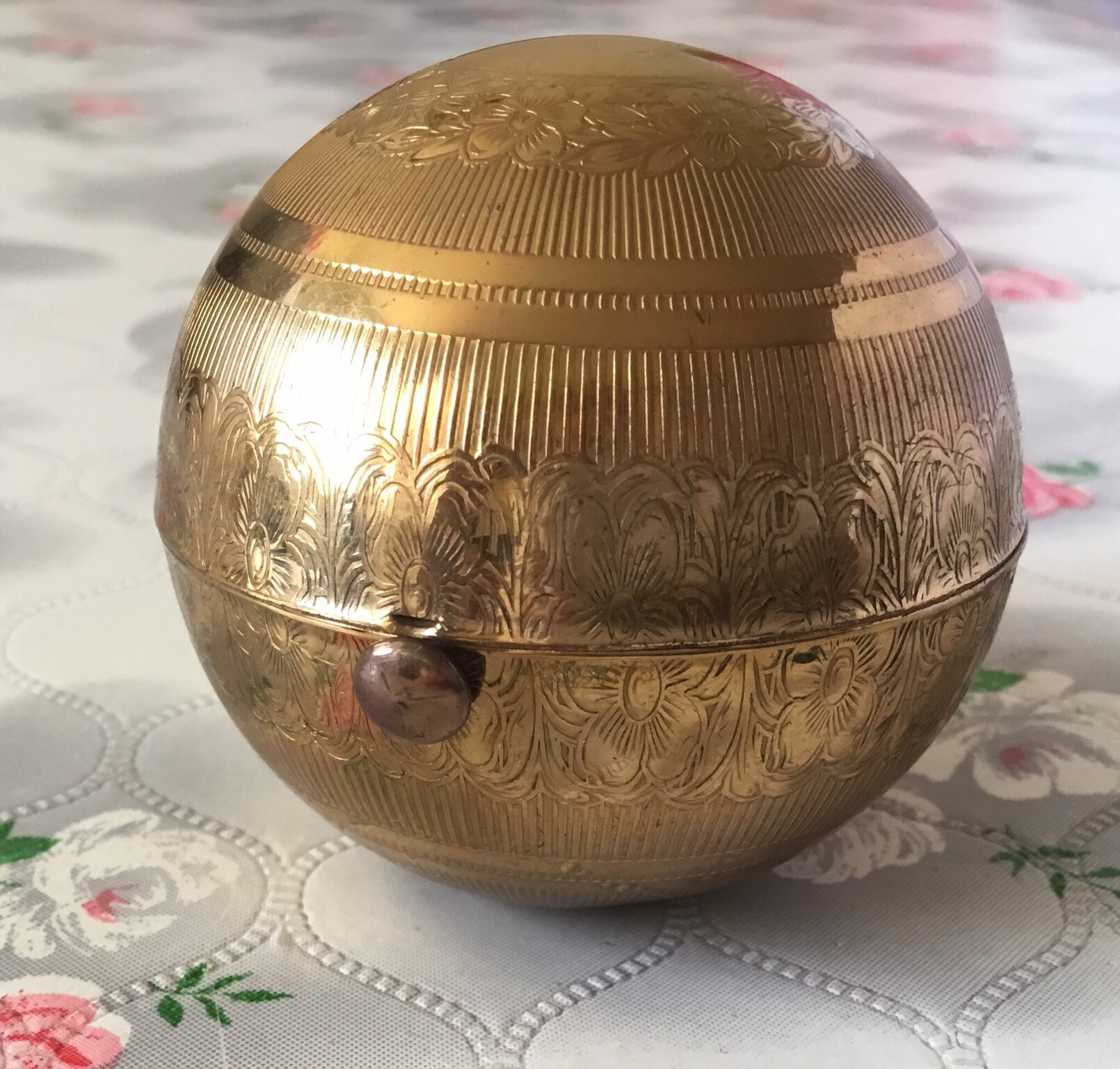 Pygmalion Globe loose powder compact, 1950s novelty makeup mirror