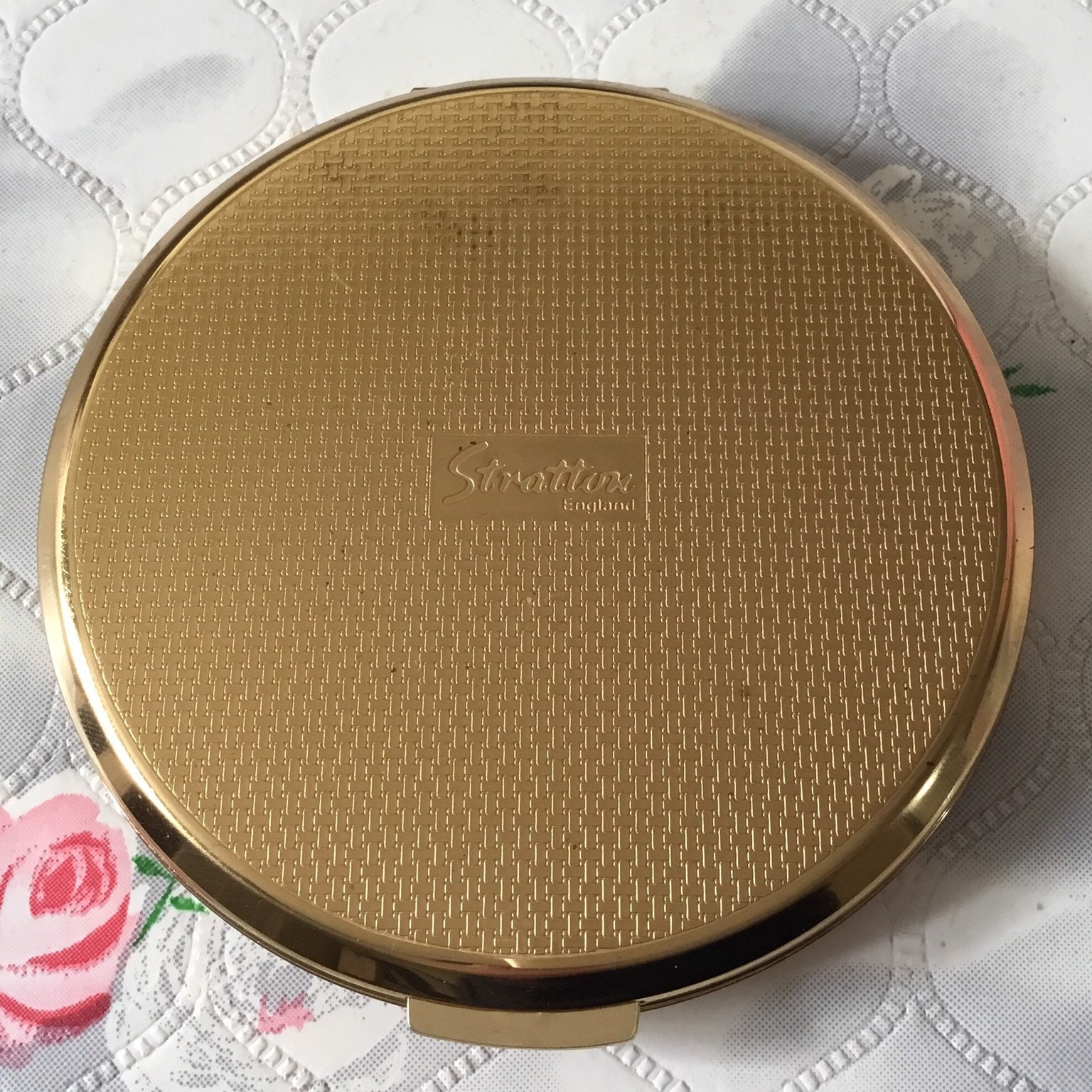 Stratton compact for loose or pressed powder with engraved ribbon bow ...