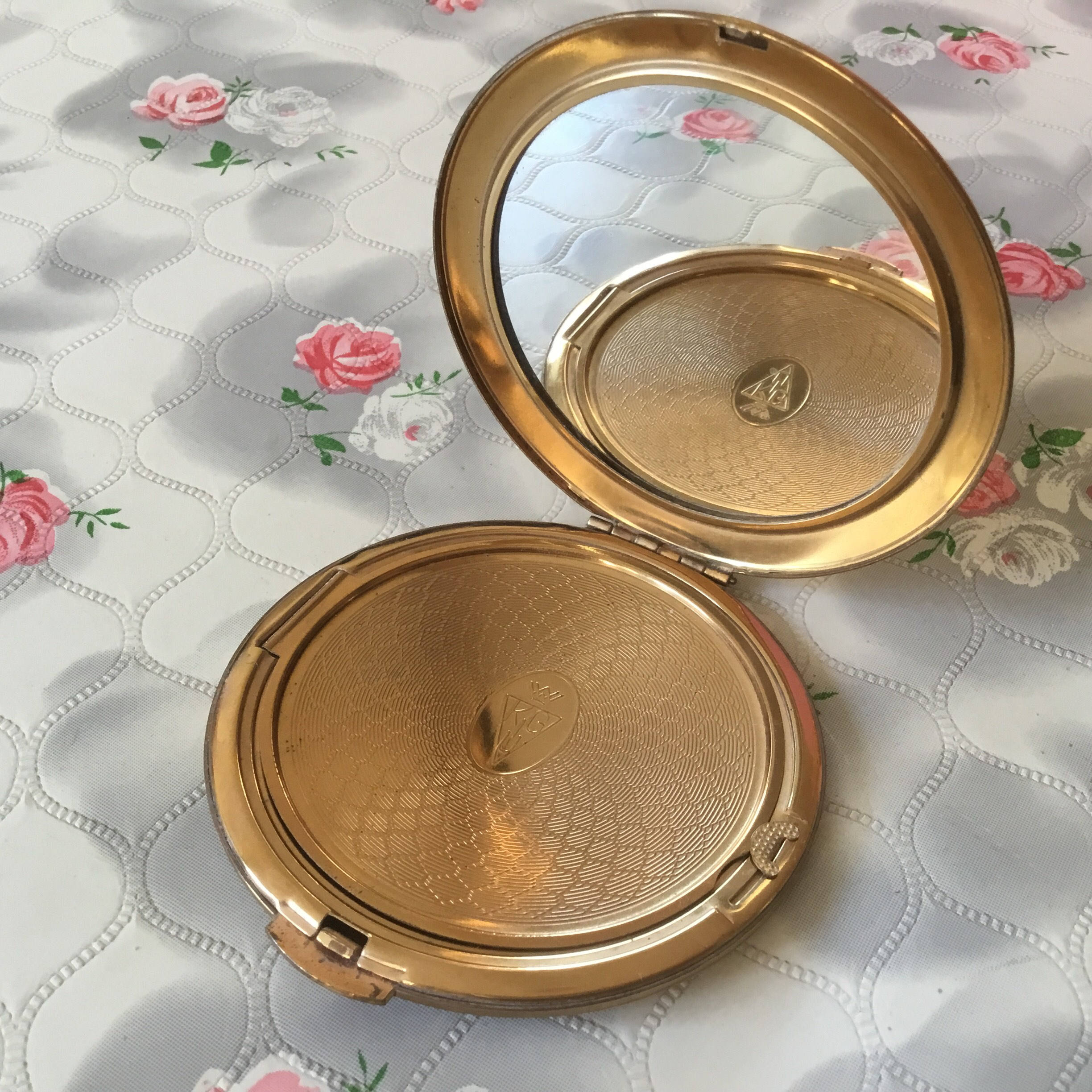 Vintage Kigu loose powder compact, c1950s, gold tone compact