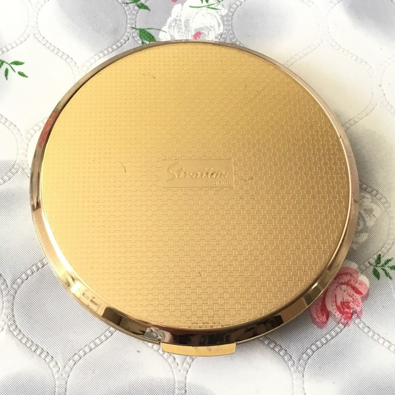 1990s gold vintage Stratton convertible powder compact with shells and ...