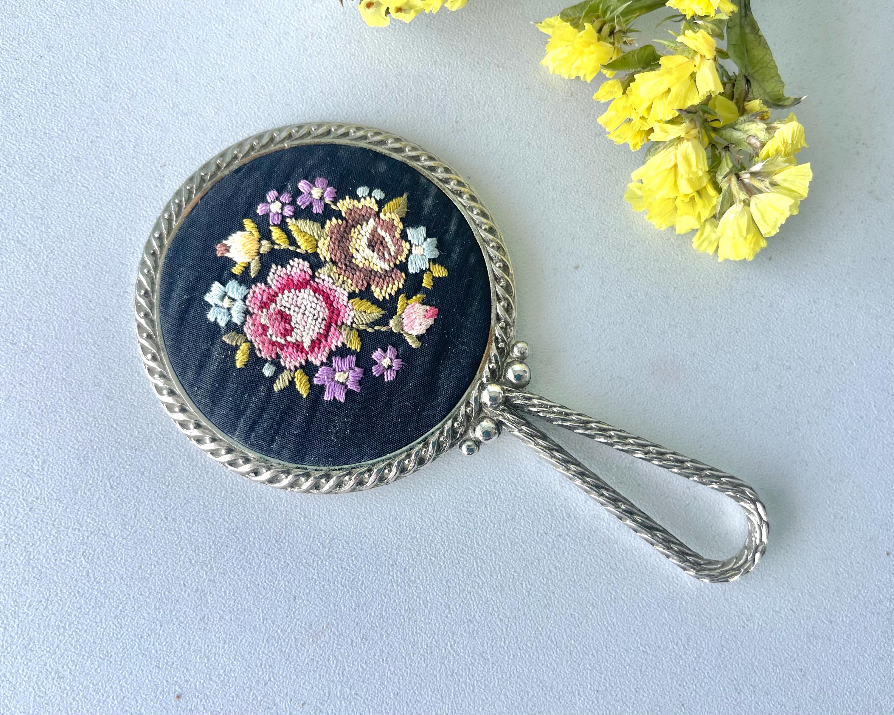ヴィンテージ刺繍入りミニハンドミラー、ピンクと黄色のバラ柄 - Etsy 日本