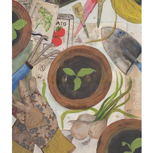 以下が含まれることがあります： 園芸用具と植物を描いた水彩画。絵には、園芸用手袋、移植ごて、手かき、小さな鉢植えの緑の植物、大きな鉢植えの緑の植物、束ねた緑のネギ、ニンニクの球根、黄色の糸玉が描かれている。絵には、いくつかの種のパケットと、「エンドウ豆」、「カボチャ」、「ディル」と書かれたラベルも描かれている。