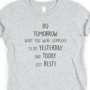 PRESENTIDÉER-T-SHIRT, rolig t-shirt, prokrastinator-t-shirt, roligt talesätt-t-shirt, ta en ledig dag-t-shirt, unisex jersey-t-shirt med kort ärm bild 1