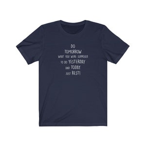 PRESENTIDÉER-T-SHIRT, rolig t-shirt, prokrastinator-t-shirt, roligt talesätt-t-shirt, ta en ledig dag-t-shirt, unisex jersey-t-shirt med kort ärm Navy