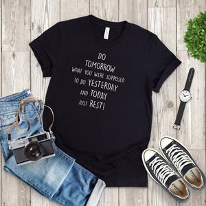 PRESENTIDÉER-T-SHIRT, rolig t-shirt, prokrastinator-t-shirt, roligt talesätt-t-shirt, ta en ledig dag-t-shirt, unisex jersey-t-shirt med kort ärm bild 2