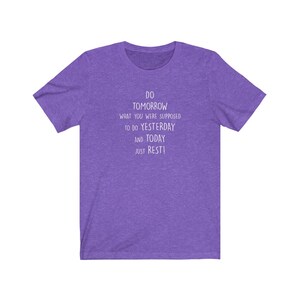 PRESENTIDÉER-T-SHIRT, rolig t-shirt, prokrastinator-t-shirt, roligt talesätt-t-shirt, ta en ledig dag-t-shirt, unisex jersey-t-shirt med kort ärm Heather Team Purple