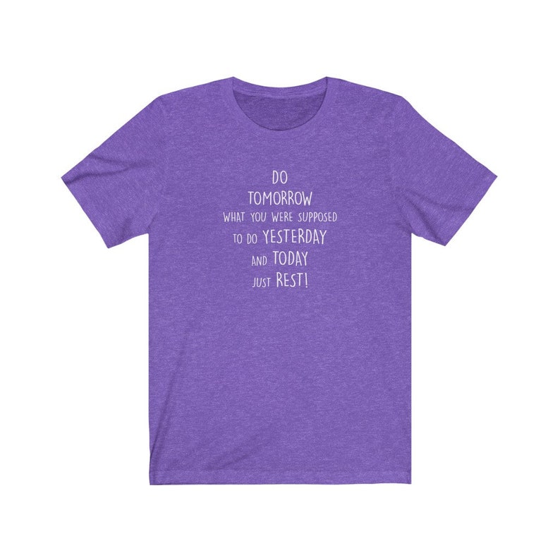 PRESENTIDÉER-T-SHIRT, rolig t-shirt, prokrastinator-t-shirt, roligt talesätt-t-shirt, ta en ledig dag-t-shirt, unisex jersey-t-shirt med kort ärm Heather Team Purple