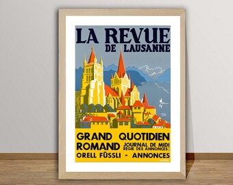 Puede incluir: Un póster de viaje vintage enmarcado titulado LA REVUE DE LAUSANNE que presenta una ilustración estilizada de una catedral y edificios en amarillo, naranja y rojo sobre un fondo de montañas azules, con texto negro sobre fondo amarillo abajo.