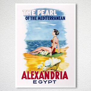 K&ouml;nnte beinhalten: Vintage-Reiseposter, das Alexandria in &Auml;gypten als "Die Perle des Mittelmeers" bewirbt. Das Poster zeigt eine Frau in einem roten Badeanzug, die sich an einem Strand mit einer Perle in einer Muschel entspannt.