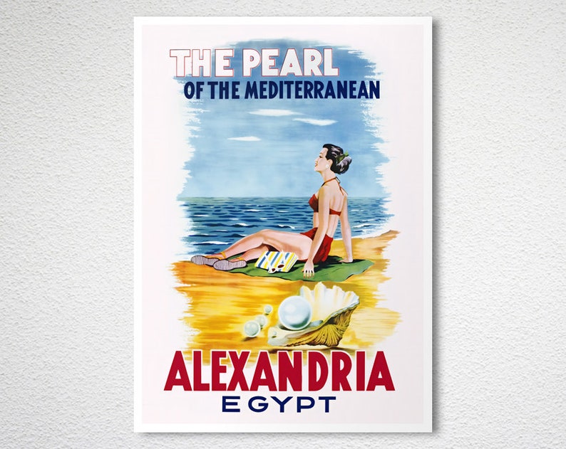 K&ouml;nnte beinhalten: Vintage-Reiseposter, das Alexandria in &Auml;gypten als "Die Perle des Mittelmeers" bewirbt. Das Poster zeigt eine Frau in einem roten Badeanzug, die sich an einem Strand mit einer Perle in einer Muschel entspannt.