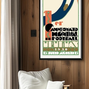 Pode incluir: Um cartaz vintage emoldurado para a Copa do Mundo FIFA de 1930 no Uruguai. O cartaz apresenta uma ilustra&ccedil;&atilde;o estilizada com uma paleta de cores creme, azul, laranja e verde. O texto inclui "1er Campeonato Mundial de Football Uruguay" e as datas.
