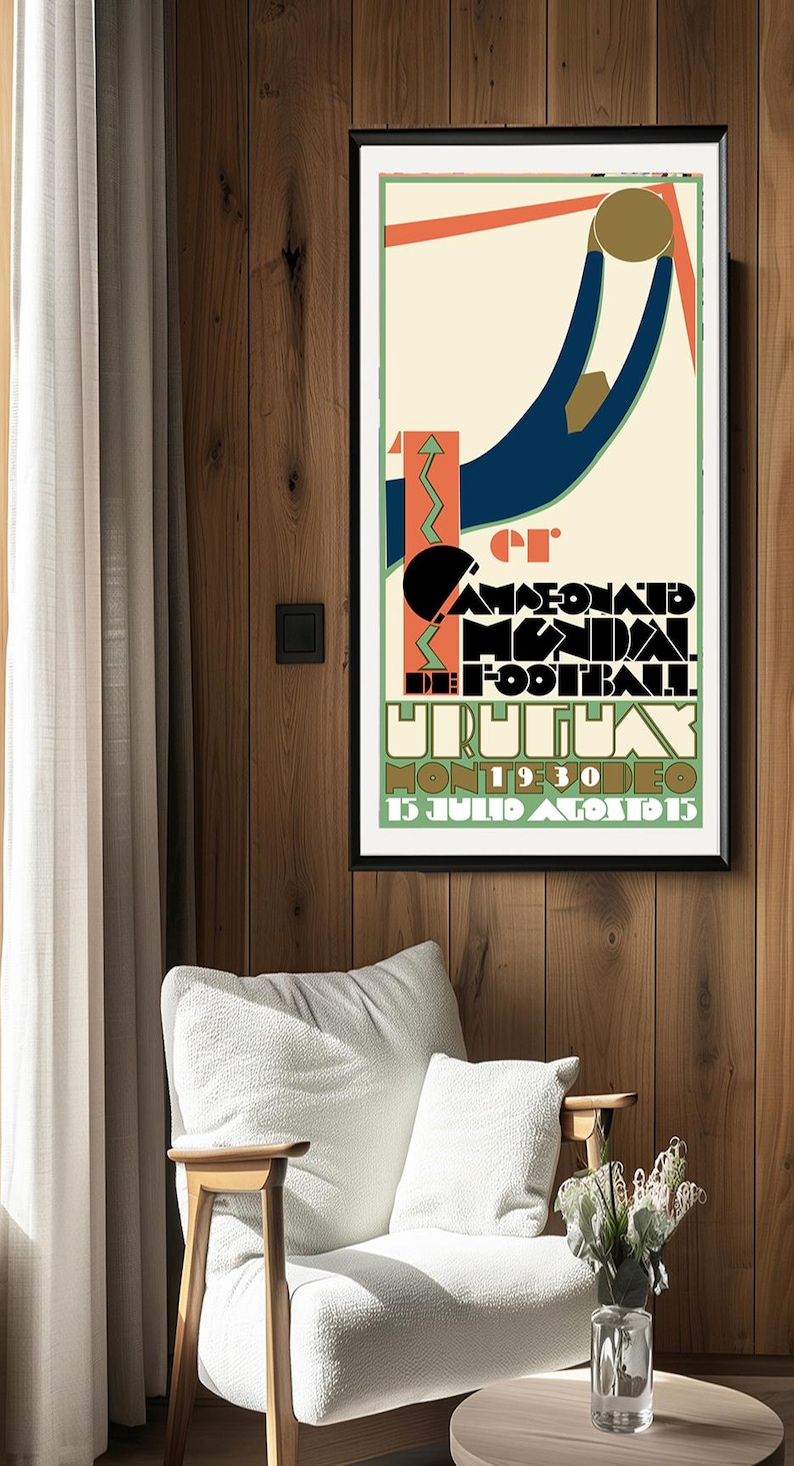 Pode incluir: Um cartaz vintage emoldurado para a Copa do Mundo FIFA de 1930 no Uruguai. O cartaz apresenta uma ilustra&ccedil;&atilde;o estilizada com uma paleta de cores creme, azul, laranja e verde. O texto inclui "1er Campeonato Mundial de Football Uruguay" e as datas.