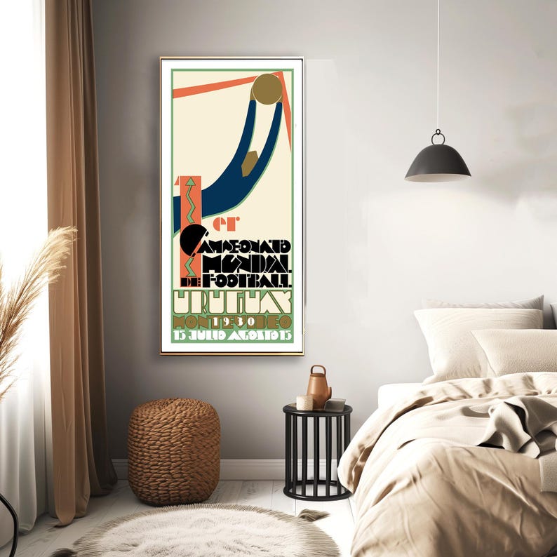 Pode incluir: Cartaz em estilo Art D&eacute;co com moldura dourada. O cartaz apresenta uma ilustra&ccedil;&atilde;o estilizada de um jogador de futebol alcan&ccedil;ando uma bola. O texto diz "1er CHAMPIONNAT MONDIAL DE FOOTBALL URUGUAY 1930". A paleta de cores inclui creme, azul marinho, laranja e verde.