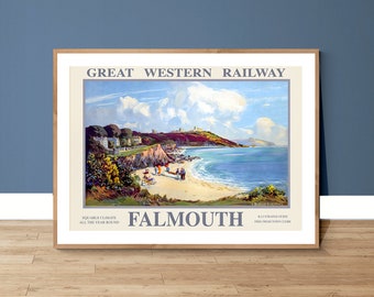 Könnte beinhalten: Ein Vintage-Reiseposter für die Great Western Railway, das Falmouth in England bewirbt. Das Poster zeigt eine farbenfrohe Illustration einer Strandszene mit einer Stadt in der Ferne und dem Text "EQUITABLE CLIMATE ALL THE YEAR ROUND" und "FALMOUTH" unten links.