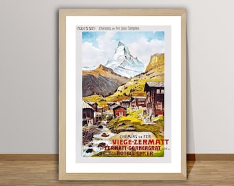 Può includere: Poster vintage di viaggio che pubblicizza i viaggi in treno in Svizzera. Il poster presenta una vista panoramica del Cervino con un piccolo villaggio in primo piano. Il testo sul poster recita "(SUISSE) Chemins de fer Jura-Simplon. CHEMINS DE FER VIEGE-ZERMATT ZERMATT-GORNERGRAT 336 HOTELS SEILER."
