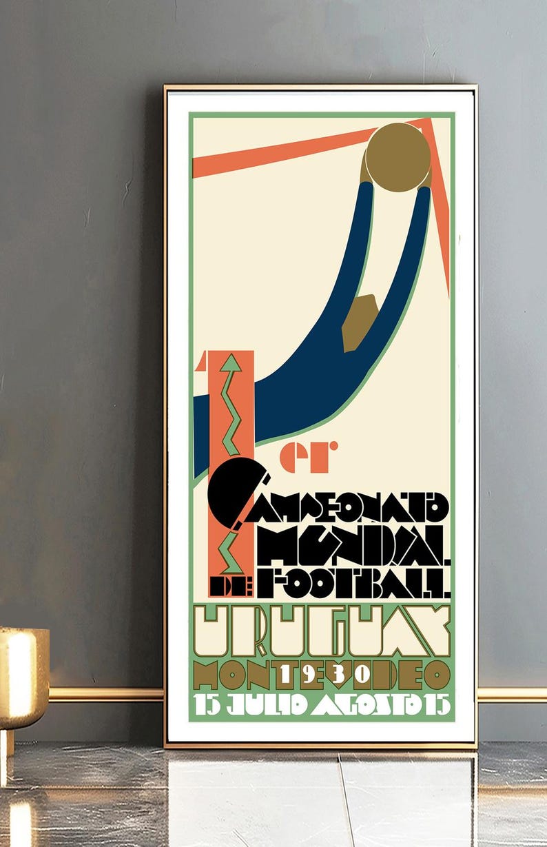 Pode incluir: Cartaz em estilo Art D&eacute;co com tema de futebol. O cartaz apresenta uma ilustra&ccedil;&atilde;o estilizada de um jogador alcan&ccedil;ando uma bola, com texto em preto, laranja e verde. O cartaz comemora o 1&ordm; Campeonato Mundial de Futebol no Uruguai, 1930.