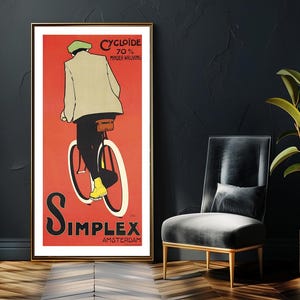 Peut inclure: Une affiche encadrée de style vintage représentant une personne en veste claire et casquette verte à vélo sur un fond orange uni. Le texte indique Cycloide 70% Minder Wrijving et Simplex Amsterdam en lettres noires grasses en bas.