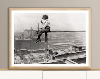 Stampa fotografica di Chicago degli anni '20: donna su trave di ferro, paesaggio urbano d'epoca