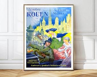 Puede incluir: Cartel de viaje vintage para Rouen, Francia, con las palabras "Visitez Rouen Ville Musée" en azul. El cartel representa a un hombre conduciendo un coche y a dos mujeres. La obra de arte tiene una combinación de colores amarillo, azul y verde.