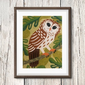 Puede incluir: Una ilustración enmarcada de un búho marrón y blanco con patas naranjas posado en una rama con hojas verdes. El búho tiene ojos grandes y redondos y una cara blanca.