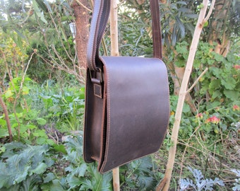 Bolso bandolera vertical con solapa completa de cuero auténtico hecho a mano