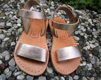 Kinder Sandalen aus griechischem Leder mit Knöchelriemen in Metallic Bronze