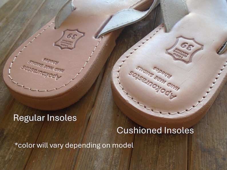 Pu&ograve; includere: Primo piano di due sandali in pelle con suole interne diverse. Il sandalo a sinistra ha una suola interna normale, mentre il sandalo a destra ha una suola interna imbottita. Entrambe le sandali hanno il testo "Apokourastos HAND MADE SANDALS Rhodos" e un'etichetta di taglia.