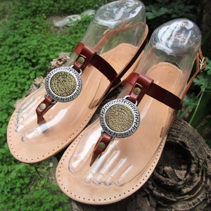 Medallion thong best sale sandals