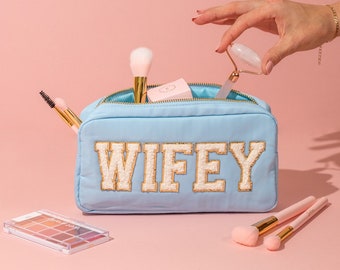 Wifey make-up tas, bruid patch make-up tas, Wifey toilettas. Nylon bruid make-up tas, Chenille Patch bruid toilettas, bruid cosmetische tas