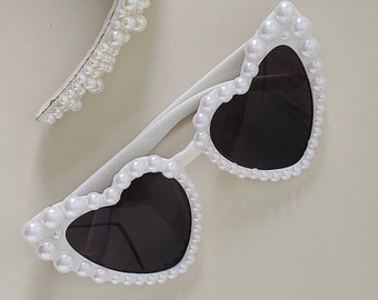 Lunettes de soleil blanches en forme de coeur pour mariée, ornées de perles, pour un look glamour pour un enterrement de vie de jeune fille