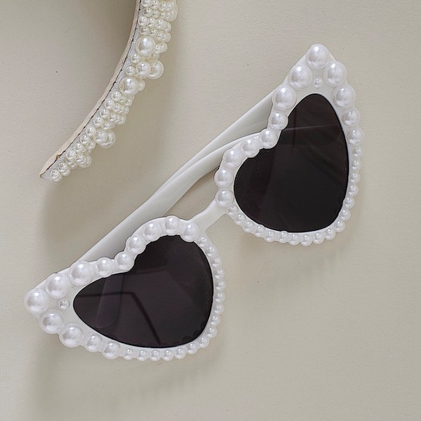Occhiali da sole a forma di cuore da sposa bianchi decorati con perle per un look glamour da addio al nubilato