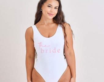 Abbigliamento da spiaggia da sposa: costume da bagno da sposa bianco con dettagli rosa - Distinguiti durante l'addio al nubilato e la luna di miele