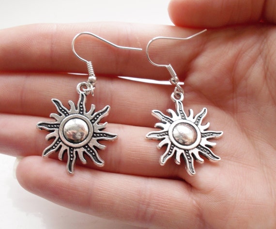 Ladies Silver Jewelry Set, Necklace with Earrings, Artificial Jewelry Set  for Women, Emoji Logo | AjmanShop