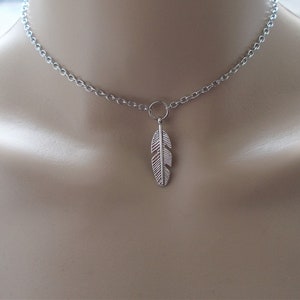 Gargantilla de plumas plateadas: Collar bohemio delicado, joyería elegante.