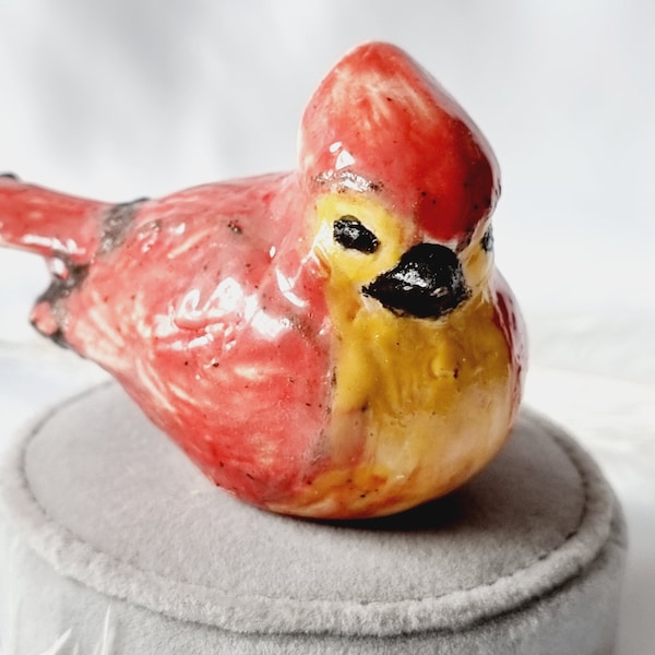 Rode en gele kleurvogels, vogelbeeldje, vogelkunst, getufte mees, handgemaakte keramische vogels, keramische souvenirs, keramisch tafeldecor, standbeeld