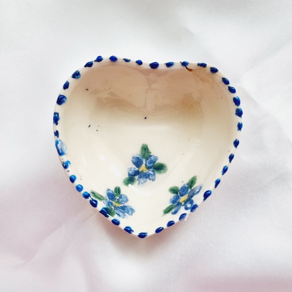 Plat de coeur en céramique, bol de coeur, cadeau pour l'amateur de poterie, coeur de plateau de bibelot, bol peint floral, plat de forme de coeur, décor de table, souvenir