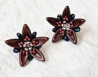 Pendientes de flores marrones hechos a mano: cuentas checas, tachuelas de plata (0,79 pulgadas)