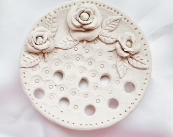 Plato de cerámica hecho a mano para anillos, decorado con flores.