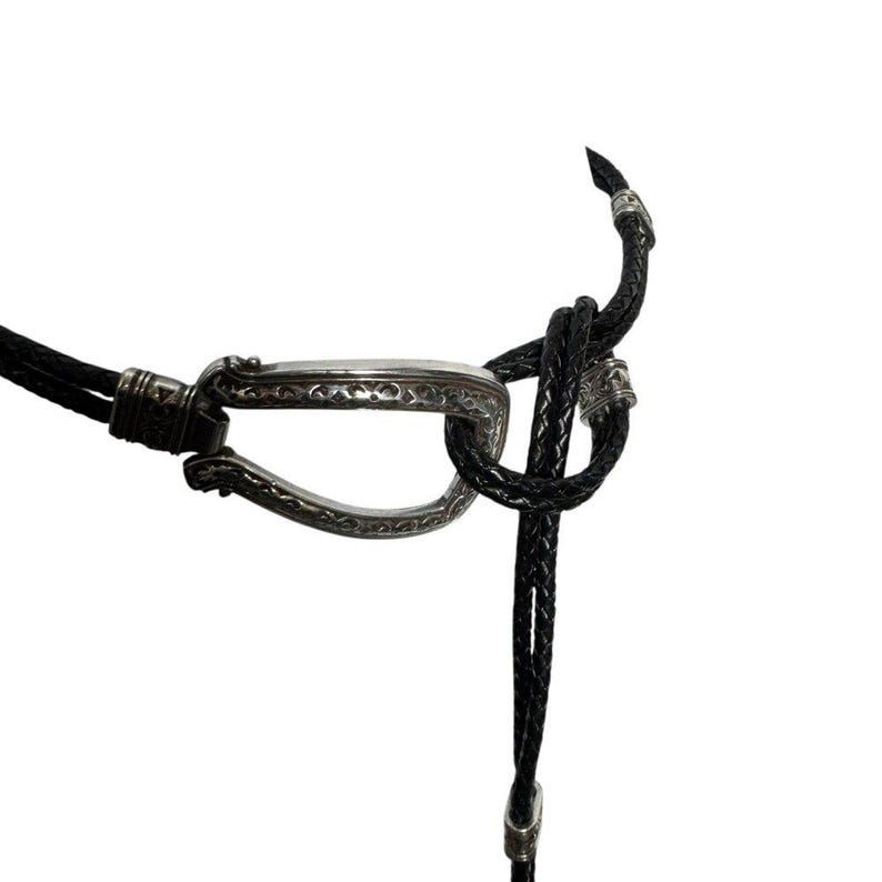 K&ouml;nnte beinhalten: Handgefertigtes Holzschild mit dem Wort "Welcome" in verspielter Schrift. Das Schild ist wei&szlig; lackiert mit einem Used-Look und zeigt ein florales Design in Rosa- und Gr&uuml;nt&ouml;nen. Zum Aufh&auml;ngen an der Wand.