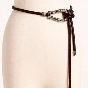 Puede incluir: Una taza de cer&aacute;mica blanca con asa negra y el texto "But First, Coffee" en estilo manuscrito. La taza probablemente tiene una capacidad de unos 350 ml, perfecta para una bebida matutina.