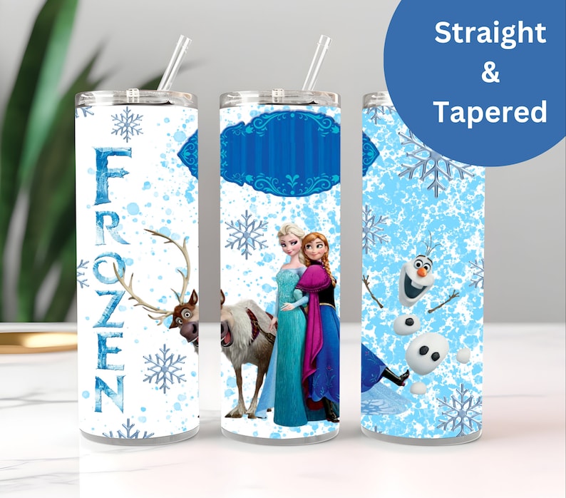 Puede incluir: Tres vasos de acero inoxidable con diferentes dise&ntilde;os que presentan personajes de la pel&iacute;cula animada Frozen. El primer vaso tiene la palabra "FROZEN" en letras grandes. El segundo vaso tiene un dise&ntilde;o azul y blanco con Elsa y Anna. El tercer vaso tiene un dise&ntilde;o azul y blanco con Olaf.