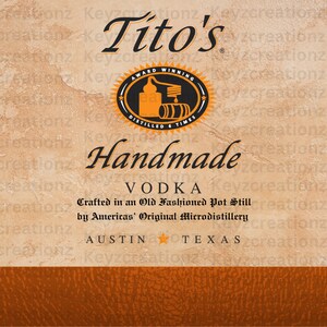 Pu&ograve; includere: Un'etichetta marrone e arancione con il testo "Tito's Handmade Vodka" e "Award Winning Distilled 6 Times". L'etichetta include anche una piccola illustrazione di un alambicco e di barili. Il testo "Crafted in an Old Fashioned Pot Still by Americas' Original Microdistillery" &egrave; incluso. L'etichetta &egrave; su uno sfondo marrone con una superficie testurizzata. Il testo "Austin Texas" &egrave; in fondo all'etichetta.