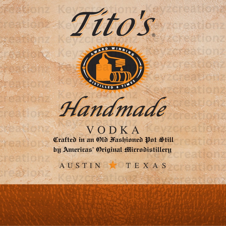 Pu&ograve; includere: Un'etichetta marrone e arancione con il testo "Tito's Handmade Vodka" e "Award Winning Distilled 6 Times". L'etichetta include anche una piccola illustrazione di un alambicco e di barili. Il testo "Crafted in an Old Fashioned Pot Still by Americas' Original Microdistillery" &egrave; incluso. L'etichetta &egrave; su uno sfondo marrone con una superficie testurizzata. Il testo "Austin Texas" &egrave; in fondo all'etichetta.