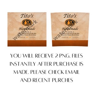 Pu&ograve; includere: Due etichette marroni e beige con il testo "Tito's Handmade Vodka" in bianco. Le etichette presentano una piccola illustrazione di un alambicco e il testo "Crafted in an Old Fashioned Pot Still by America's Original Microdistillery" in bianco. Le etichette includono anche il testo "Austin, Texas" in bianco.