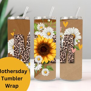 Könnte beinhalten: Ein Mothersday-Becher-Wrap mit braunem Hintergrund, einem Leopardenmuster "M", Sonnenblumen, Gänseblümchen und Herzen. Der Becher hat einen Strohhalm und einen Deckel. Das Design wiederholt sich auf drei Bechern.