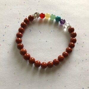 Pulsera elástica de 7 chakras. Pulsera de jaspe rojo. Pulsera con cuentas de cristal. Pulsera de energía cristalina. Joyería inspirada en el yoga. Pulsera Chakra